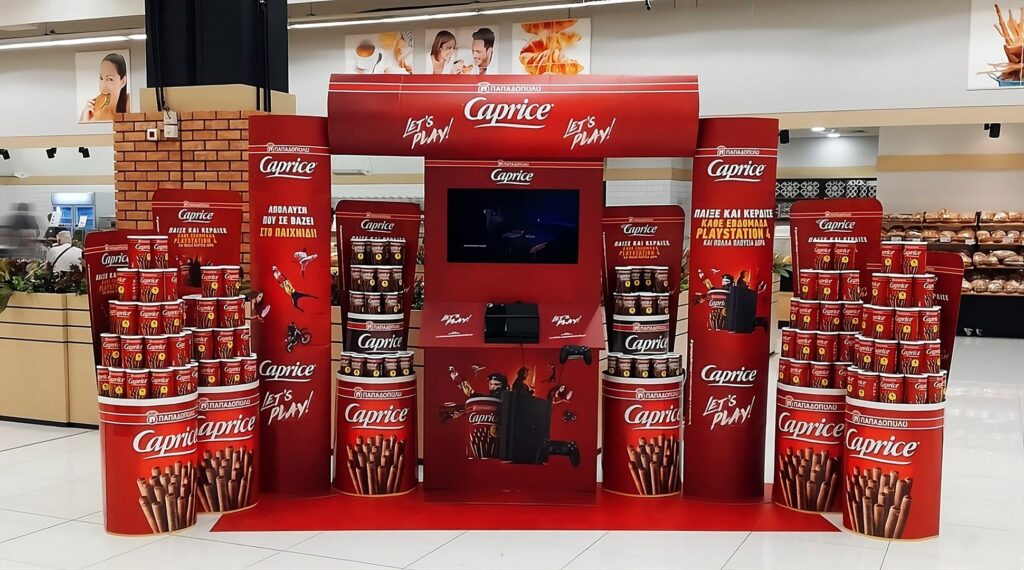 Ειδική κατασκευή με παιχνιδομηχανή με branding Caprice που πλαισιώνεται από διαφημιστική προβολή και 6 γιγαντιαίες συσκευασίες Caprice οι οποίες λειτουργούν ως βάσεις για τα προϊόντα της.